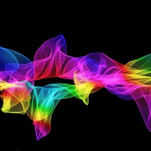 银行招聘网读者沟通岗同事的侧影：一位编辑在傍晚灯光下整理读者来信与纠错记录，屏幕上是待修订的条目列表，氛围安静踏实